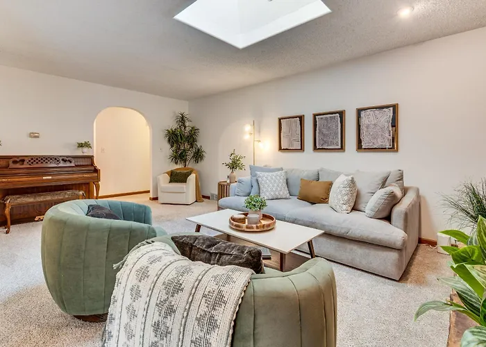 4 Mi To Capitol: Spacious W/ Deck Сasa de vacaciones Springfield